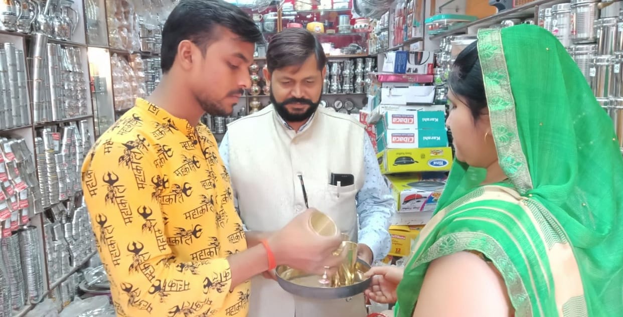 Pottery market decorated for Dhanteras