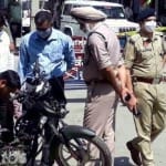 धमाके के बाद बाइक की जांच करते अधिकारी। (फाइल फोटो)