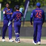 टीम इंडिया के खिलाड़ियों के साथ आर अश्विन