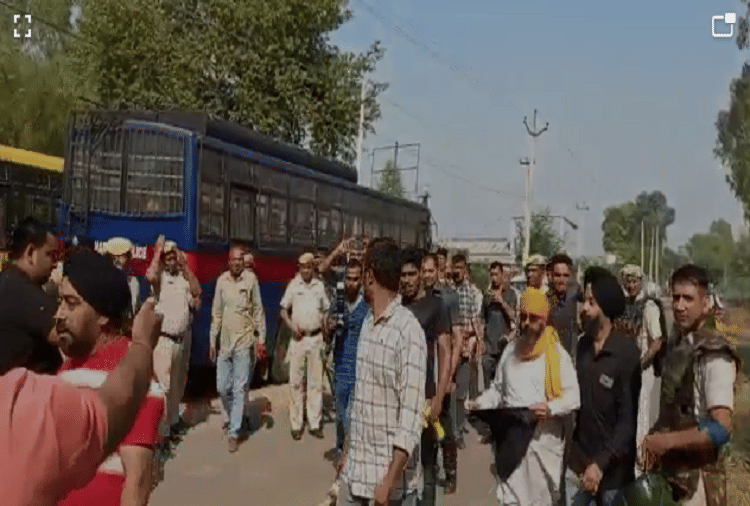 Youths protest against Kesarganjs MP Brij Bhushan Sharan Singh coming to Hisar