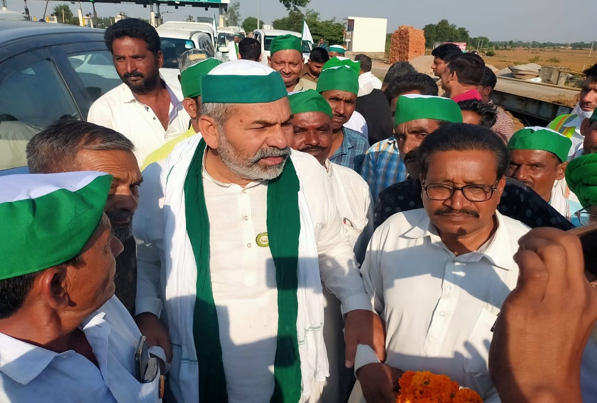 BKU leader Rakesh Tikait left for house of dead farmer welcomed by supporters at toll plaza