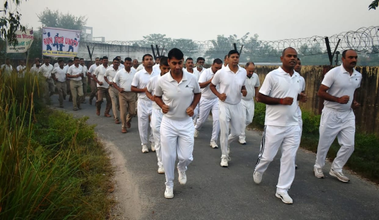 Soldiers run for unity