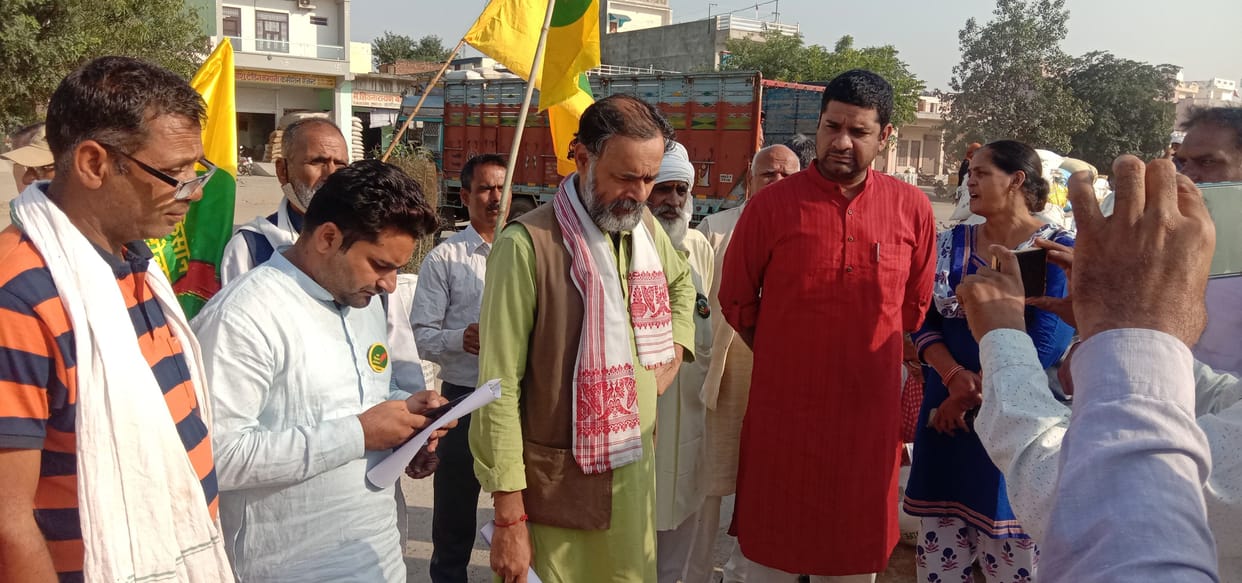 Fertilizer shortage due to government's negligence: Yogendra Yadav