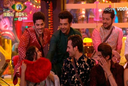 Bigg Boss 15: Karan Kundrra gave heart to Tejashwi in front of everyone got a sandal hit in return