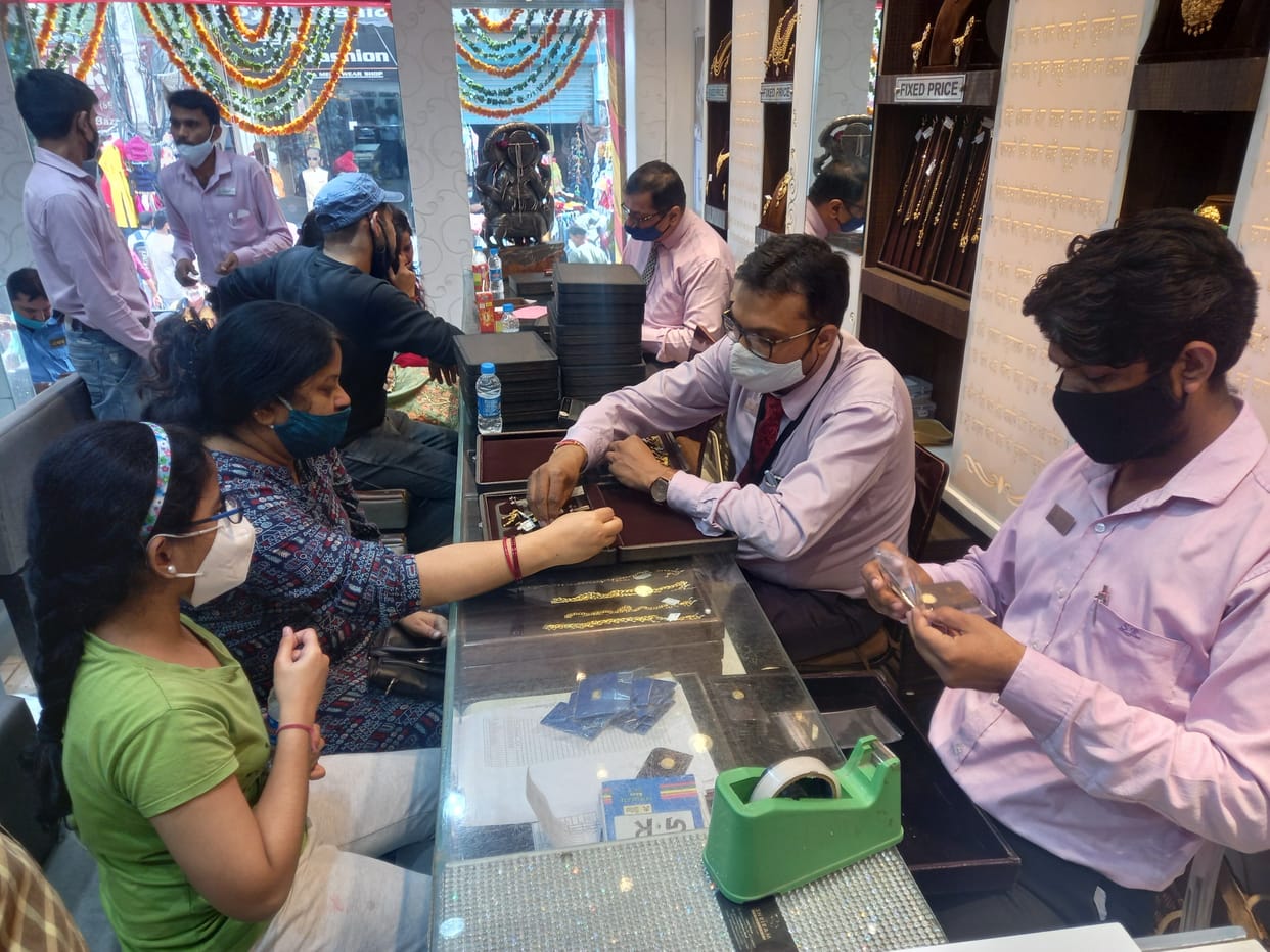 The market was buzzing, people came to buy utensils and jewellery, on the eve of Dhanteras, there was a crowd in the shops