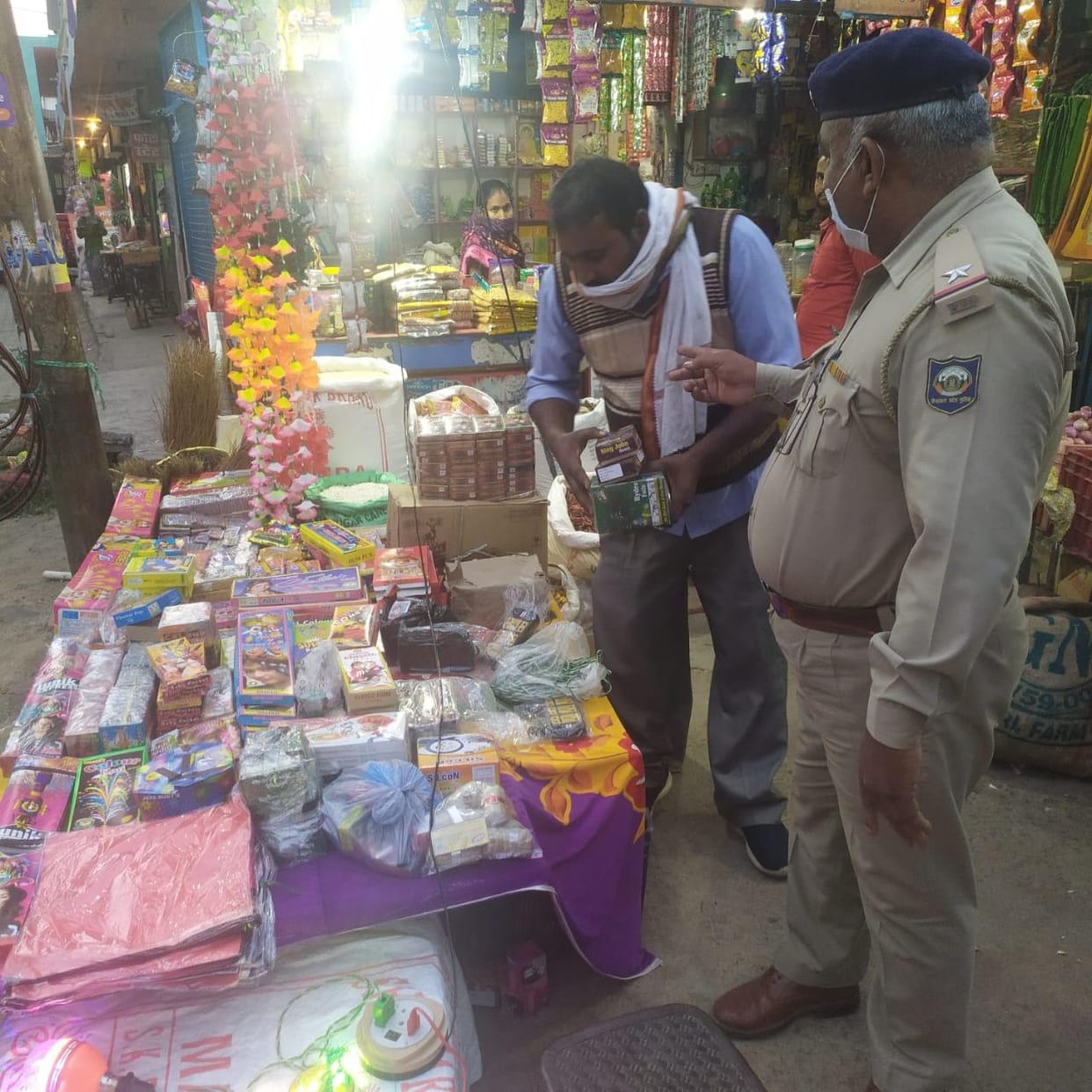 Police warns six shopkeepers on Baddi-Sai road for selling carckersand fireworks