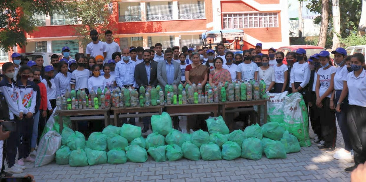 ponta college volunteers collect  150 bag plastic