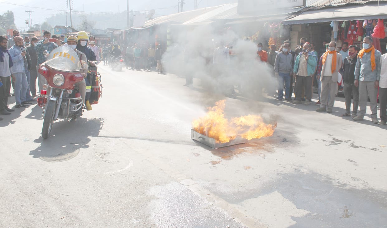 The method of extinguishing the fire in the gas cylinder