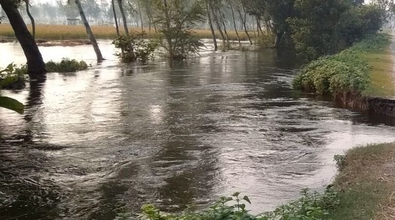 The water level of the rivers decreased but the problems persist