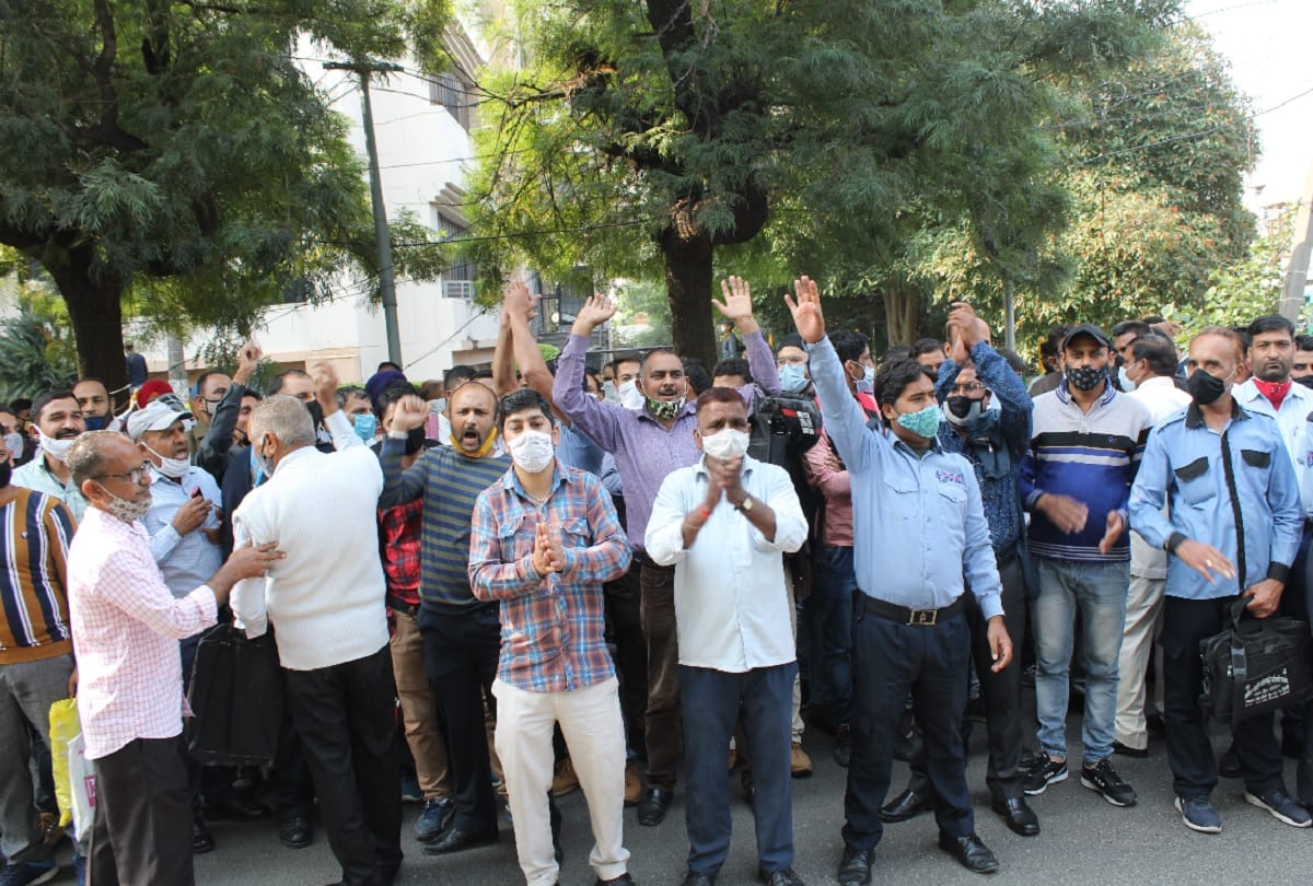 Bank's security personnel protest in Jammu against salary cut, LG said - intervene