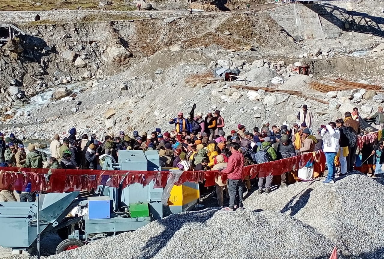 Chardham Devasthanam Board: pilgrimage priests angry, protest in gangotri, Trivendra Singh Rawat not allowed to see Kedar Baba, see photos