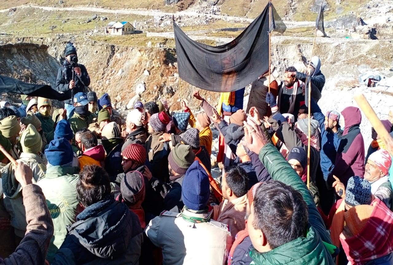 Chardham Devasthanam Board: pilgrimage priests angry, protest in gangotri, Trivendra Singh Rawat not allowed to see Kedar Baba, see photos