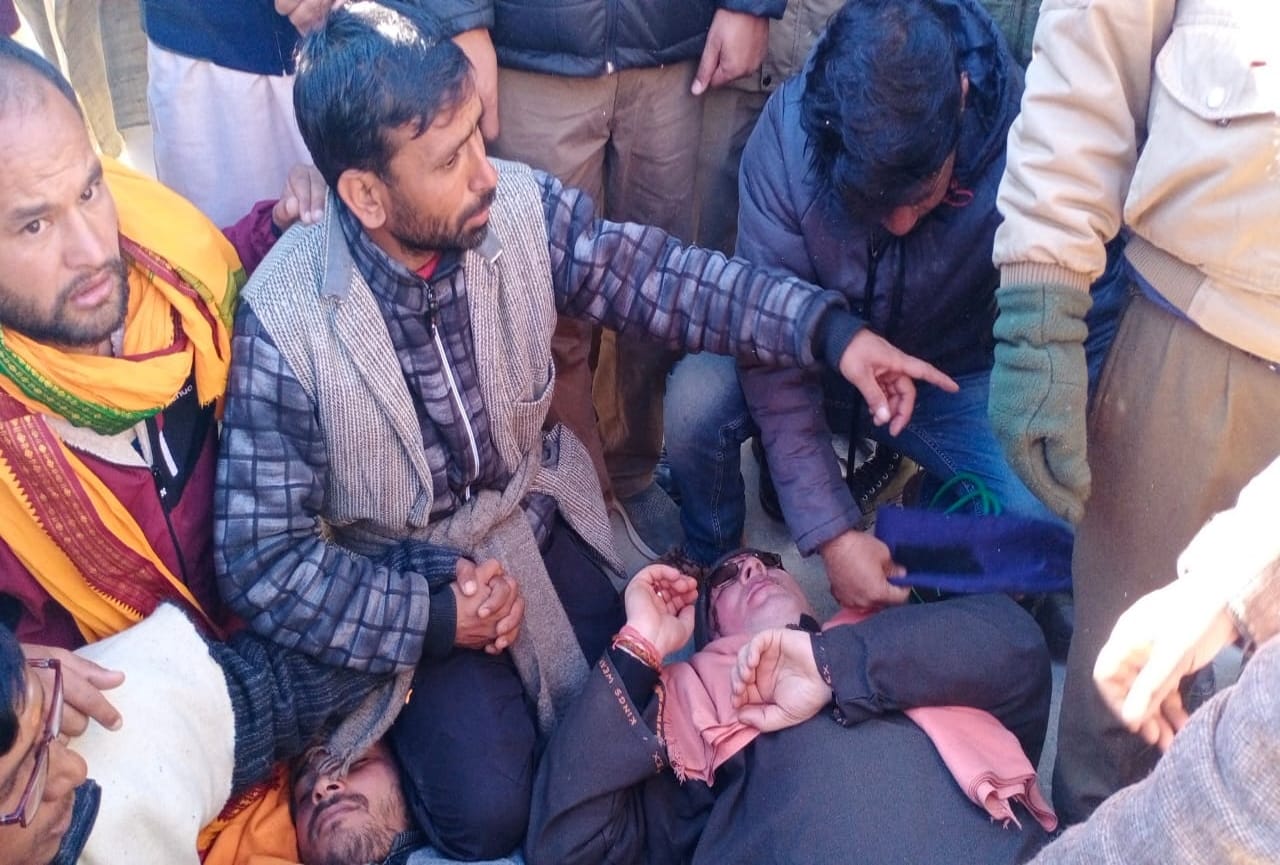 Chardham Devasthanam Board: pilgrimage priests angry, protest in gangotri, Trivendra Singh Rawat not allowed to see Kedar Baba, see photos
