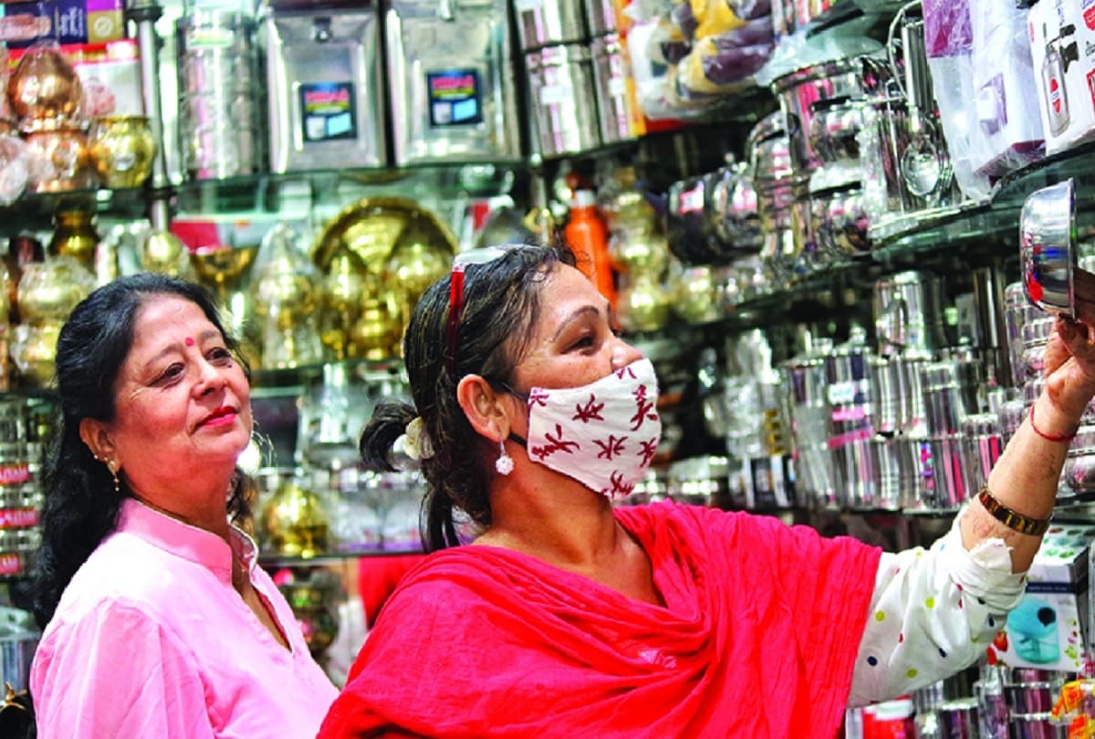People focus on buying Stainless steel items from market on the ocassion of Dhanteras 2021