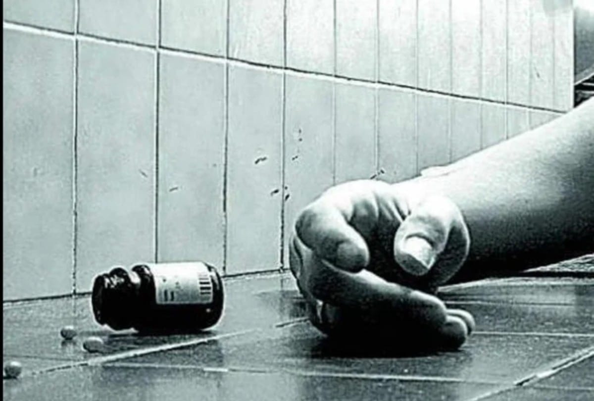 Farmer commits suicide in Khargone madhya pradesh, ate sulfas due to debt of Rs 3.5 lakh