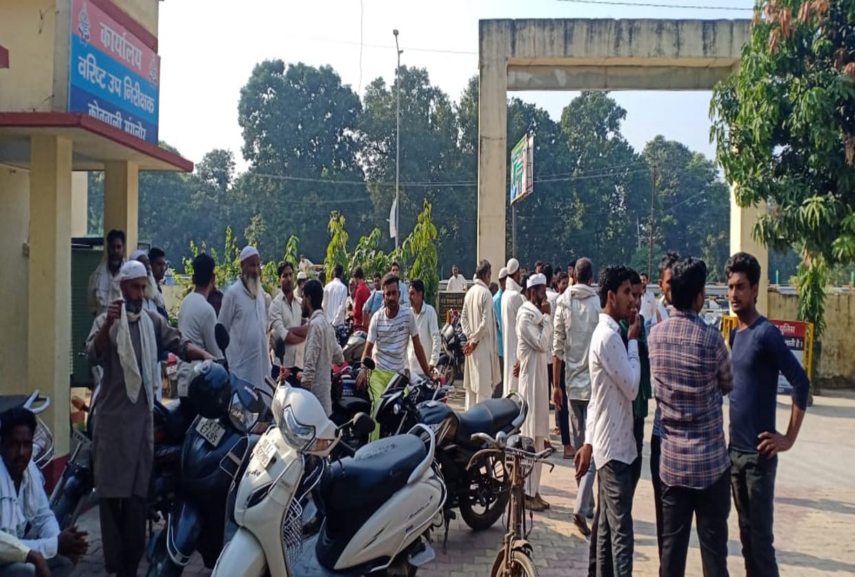 Roorkee news: old enmity youth shot woman, son also injured