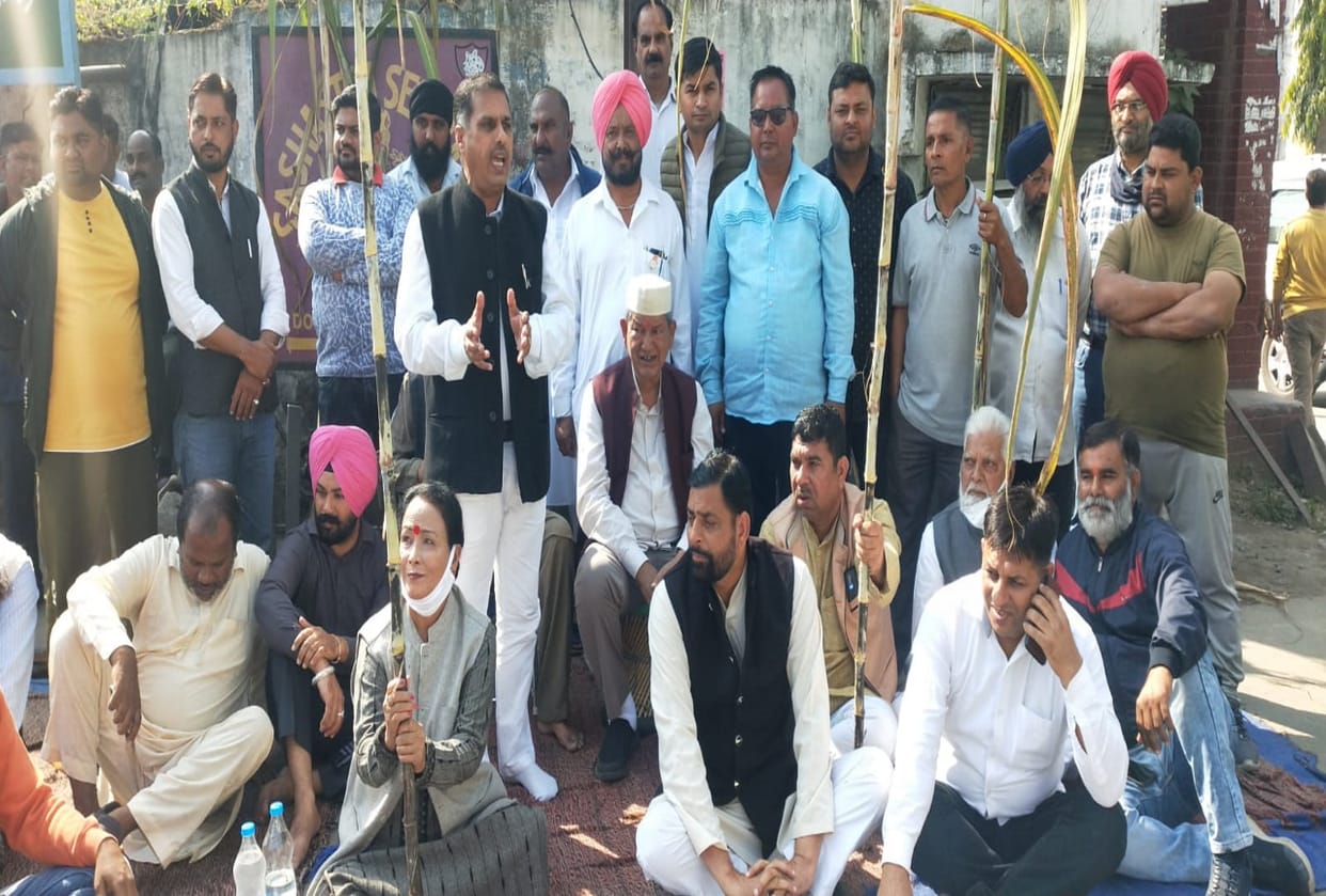 uttarakhand news: sugarcane price not fixed yet, Harish Rawat sit on fast at Doiwala sugar mill gate