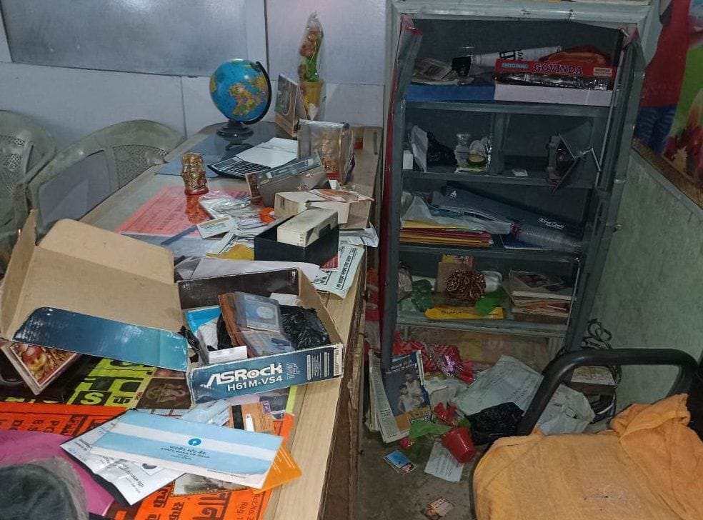 Police busy in Bharat Milap, thieves kept searching the bank-shop