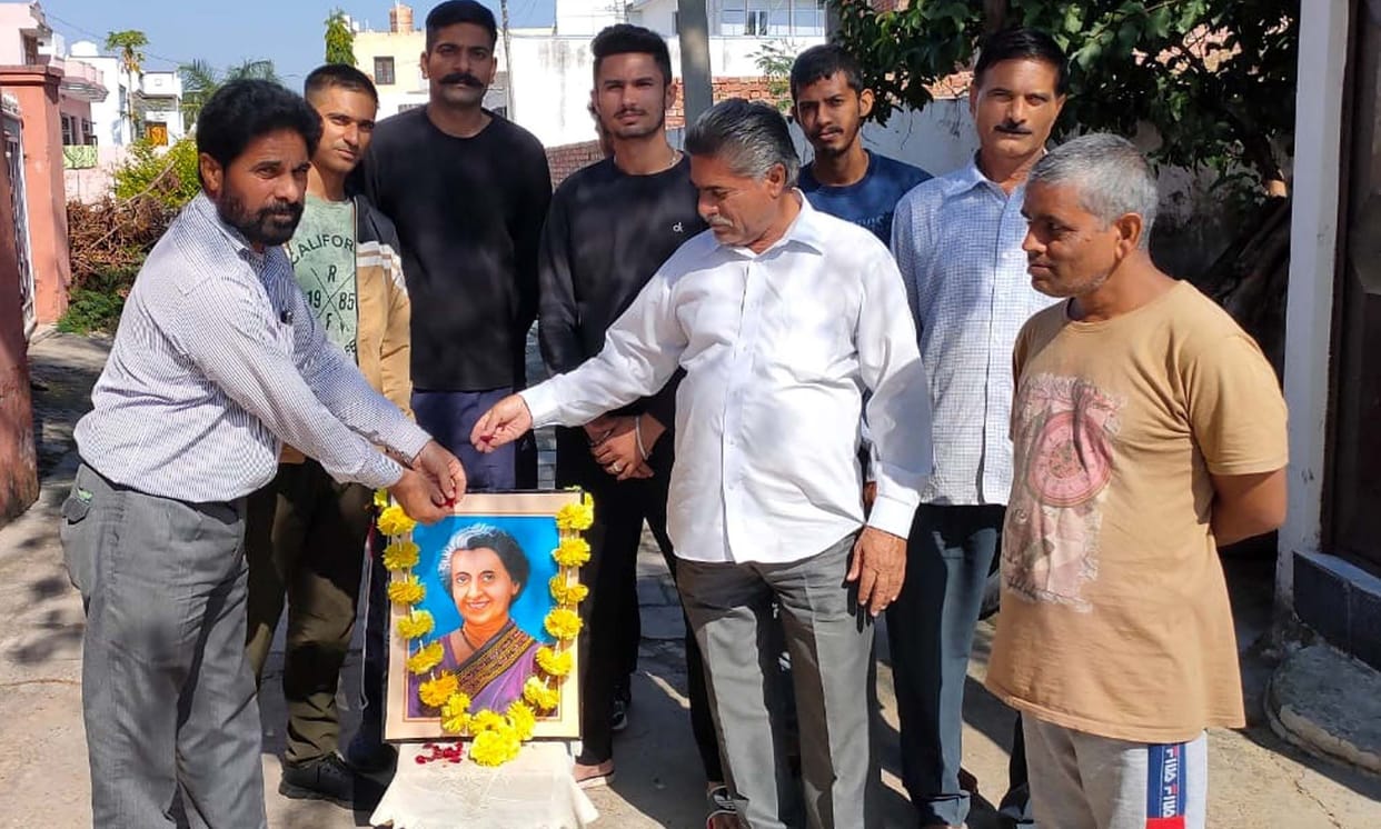 Congress workers paid tribute on the death anniversary of former Prime Minister Indira Gandhi