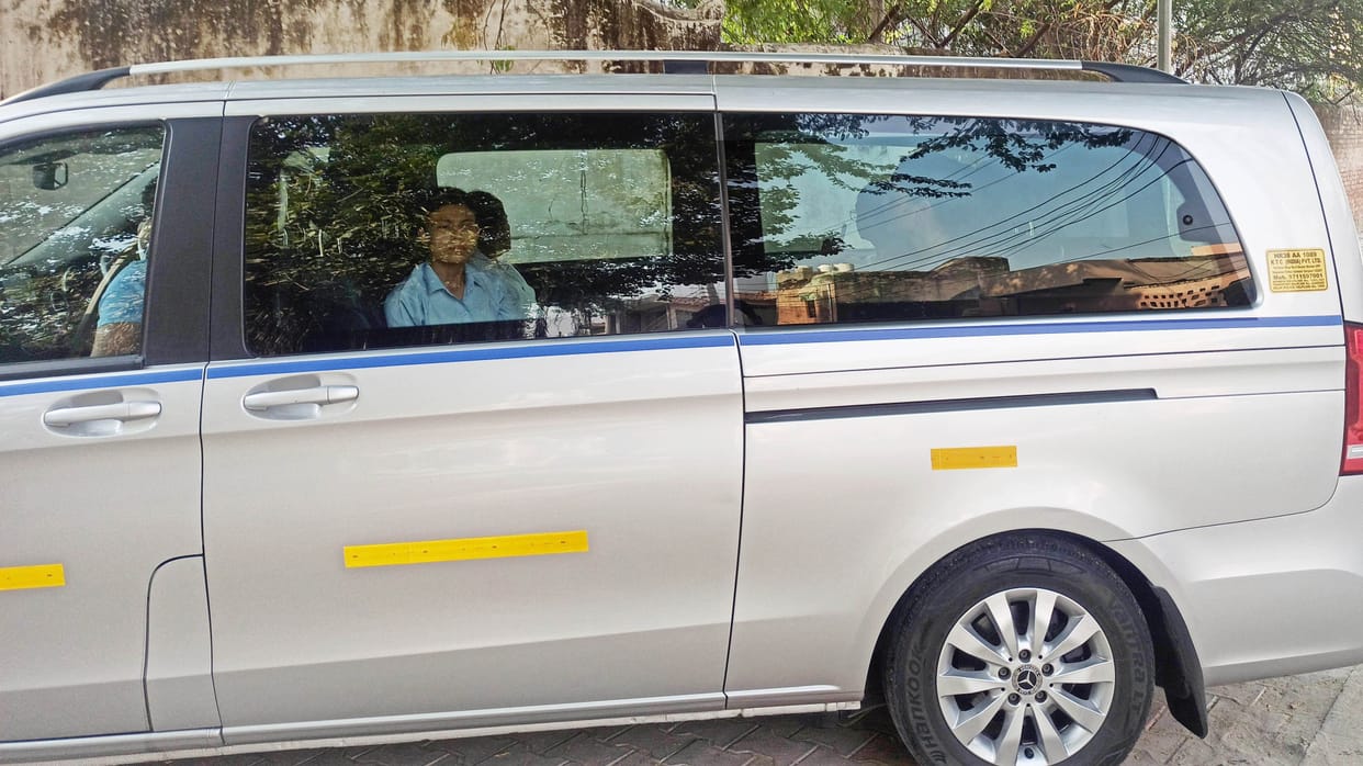 Saif and Kareena reached Pataudi Palace with children