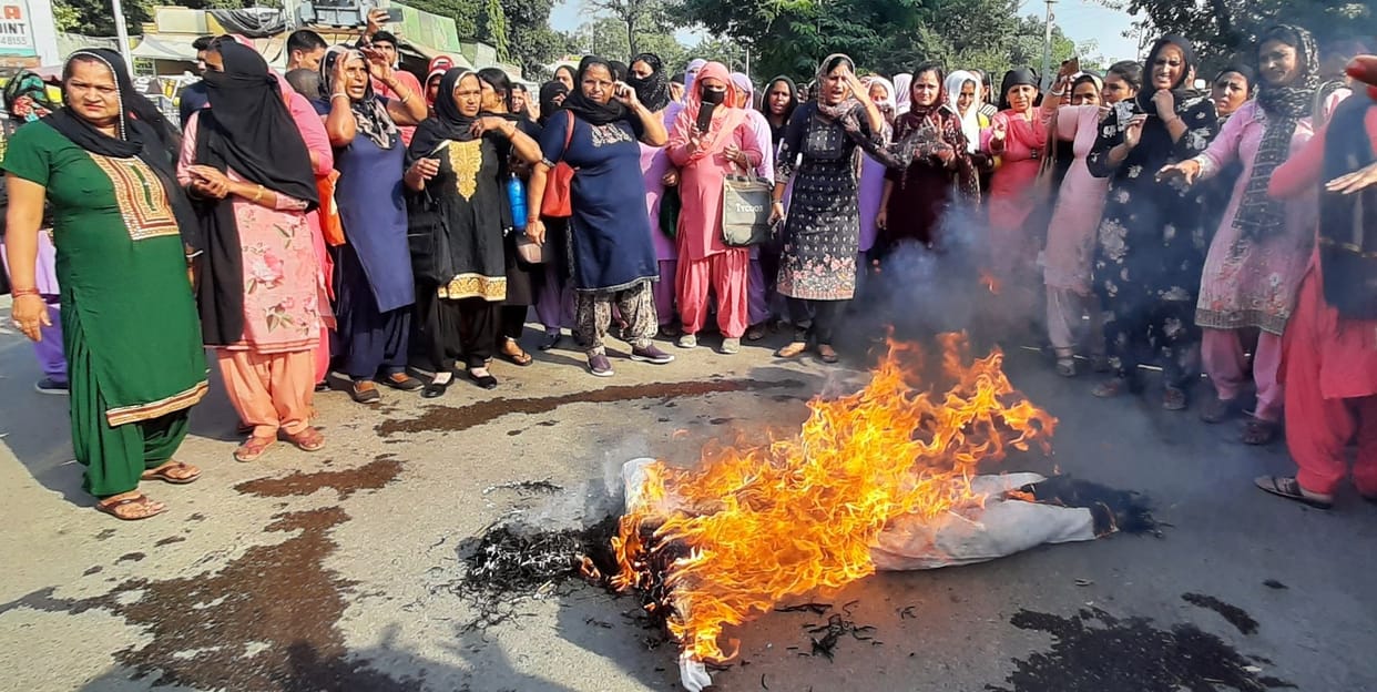 Anganwadi workers demonstrated wearing black clothes