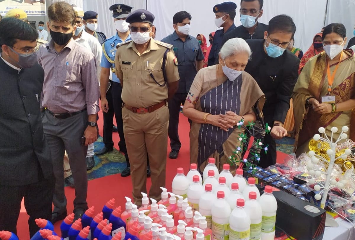 Governor Anandiben Patel gave check of 61 lakh 50 thousand to groups making them self-reliant