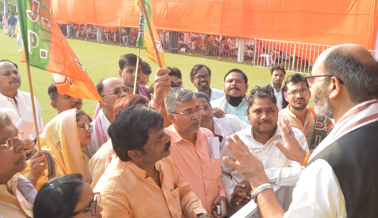Hathras: Alleged neglect, some BJP workers staged a sit-in