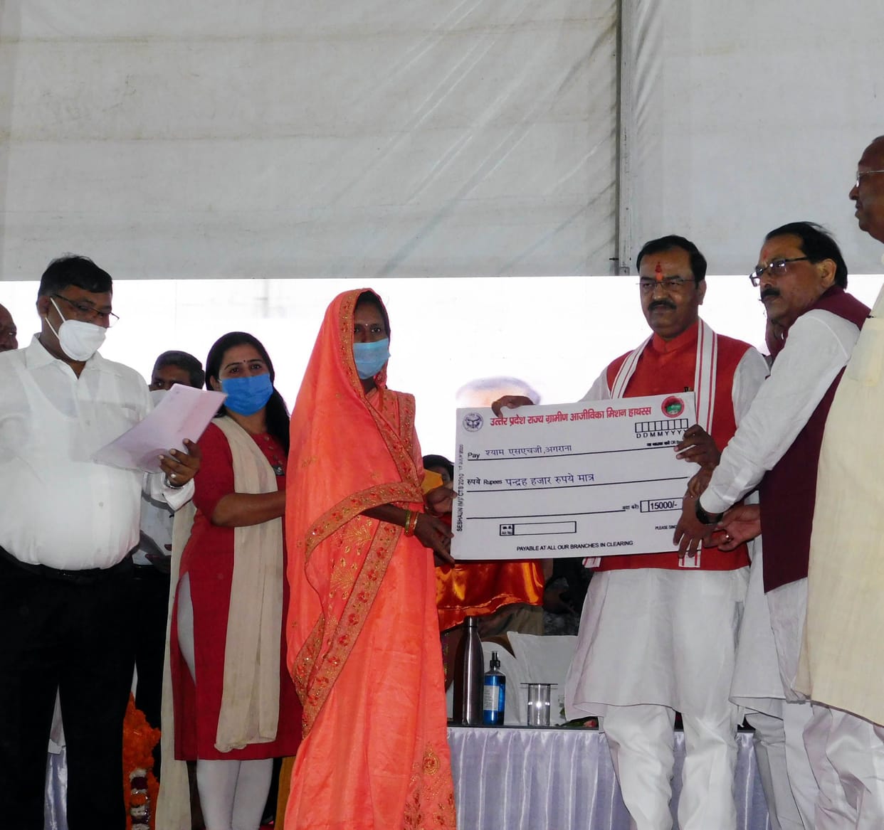 Hathras: Gifts distributed to the beneficiaries, Maurya has also been approved for many works