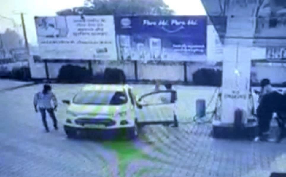 The youth escaped after filling 14 and a half thousand diesel in the car with a fake number plate