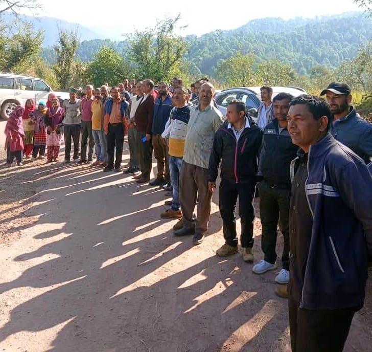 in saranh people strike for their demand  to maintain the madhighat-sultanpur road