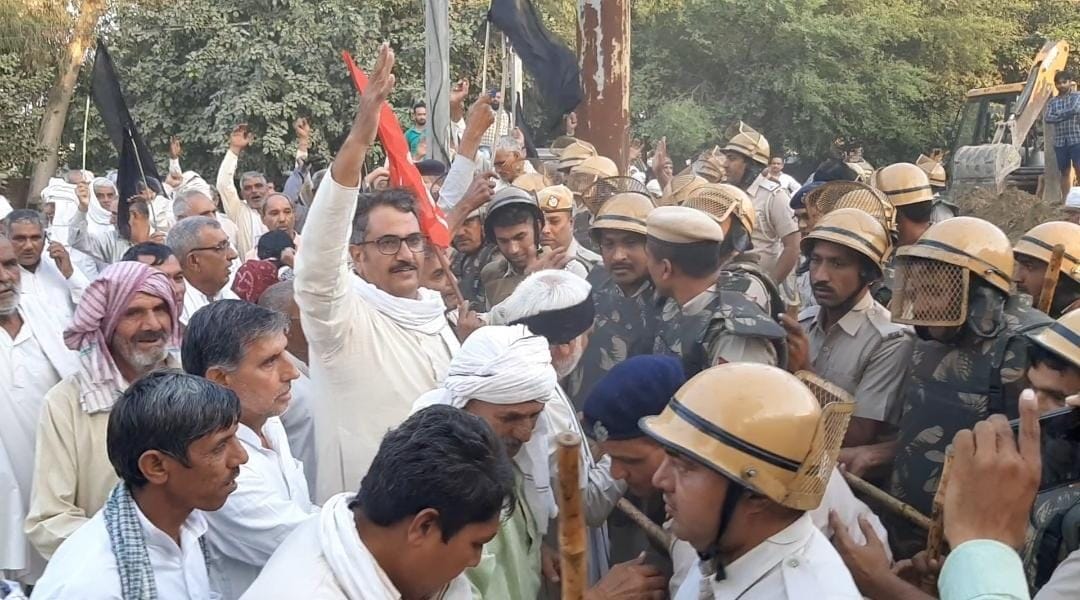 Farmers protested against Agriculture Minister, MP and MLA by showing black flags