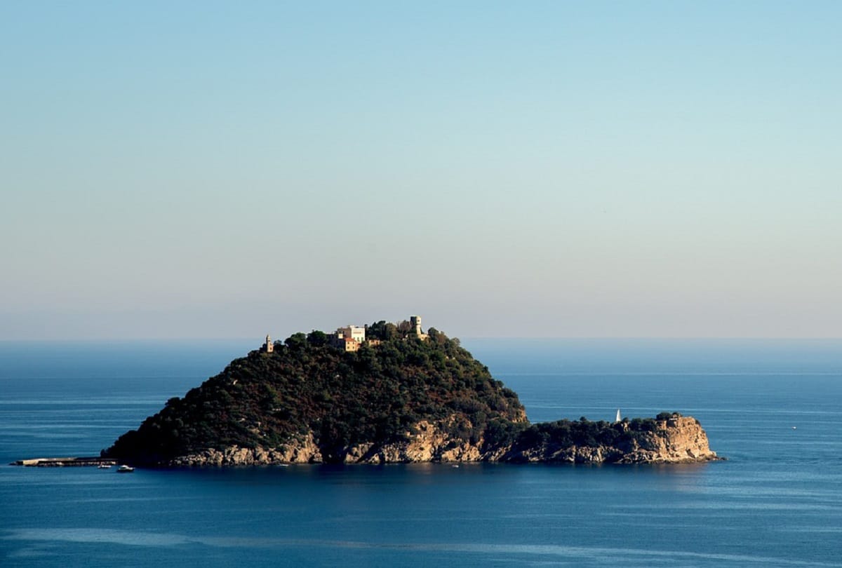 mysterious story of gaiola beautiful and the cursed island in italy know the mystery and unknown facts behind it