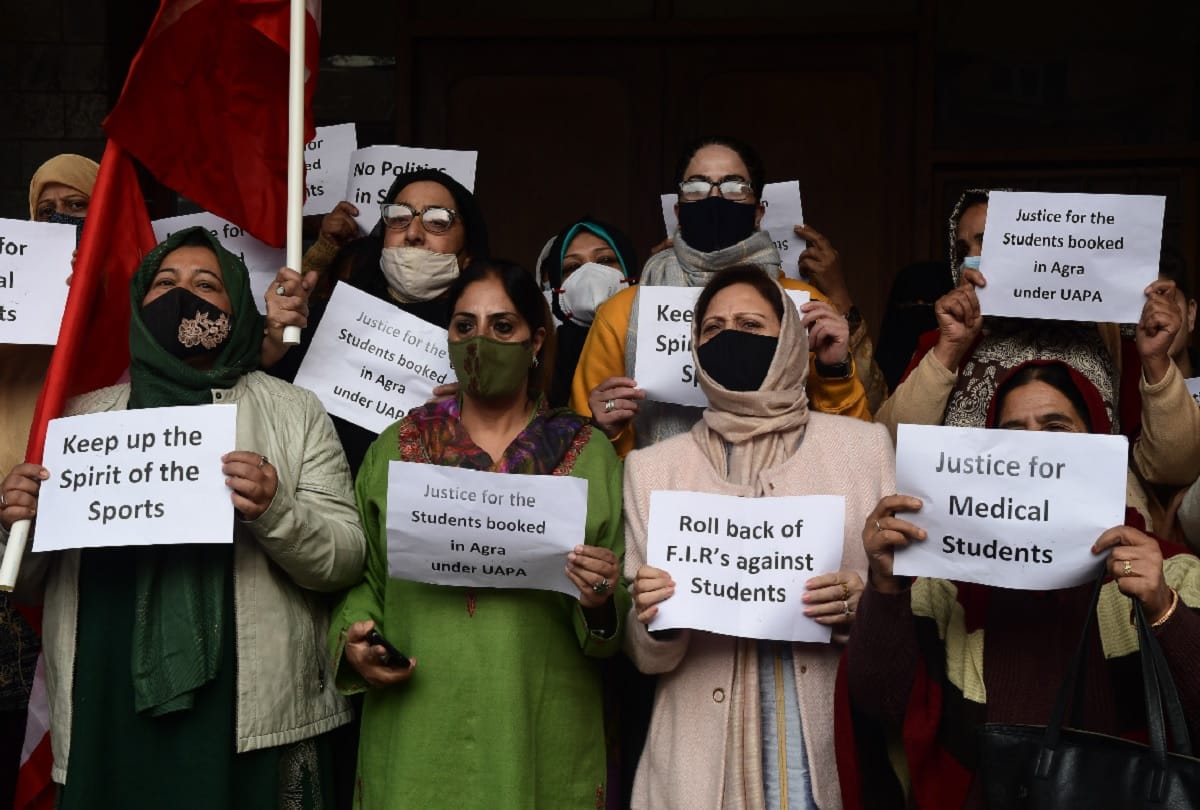 women demonstrated in Srinagar to end the case filed against Kashmiri students