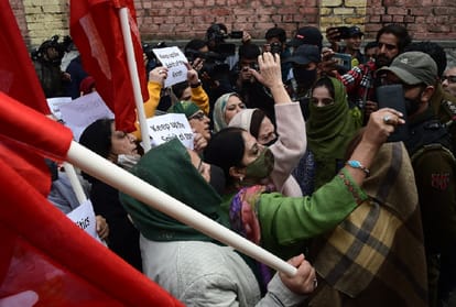 women demonstrated in Srinagar to end the case filed against Kashmiri students