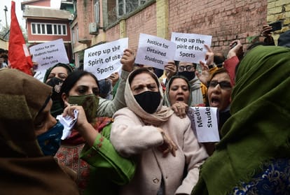women demonstrated in Srinagar to end the case filed against Kashmiri students
