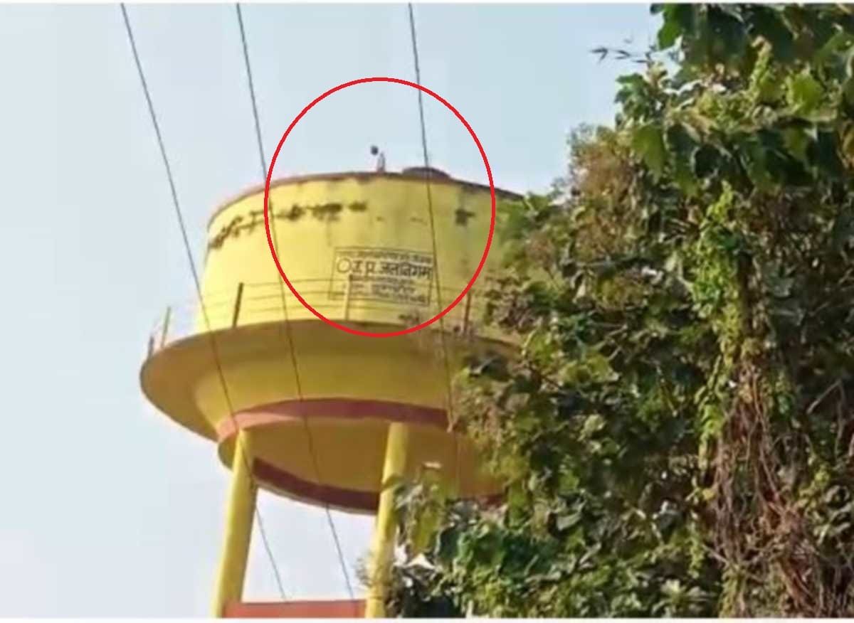 middle-aged climbed on water tank being upset pattidars occupied land and police did not take action in Mau