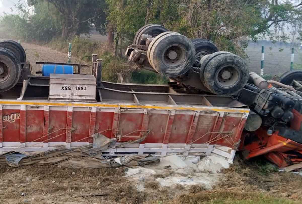 Etawah: Truck tire burst on Lucknow-Agra Expressway, overturned after hit divider, driver dies