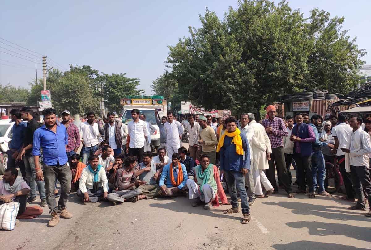 Angry farmers blocked the highway due to non-availability of fertilizers in Mahoba