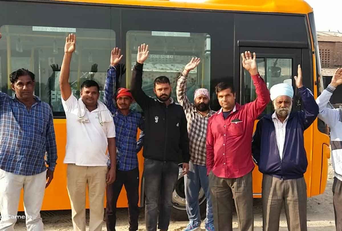 Etawah: Drivers of electric bus created ruckus at toll plaza for charging more toll