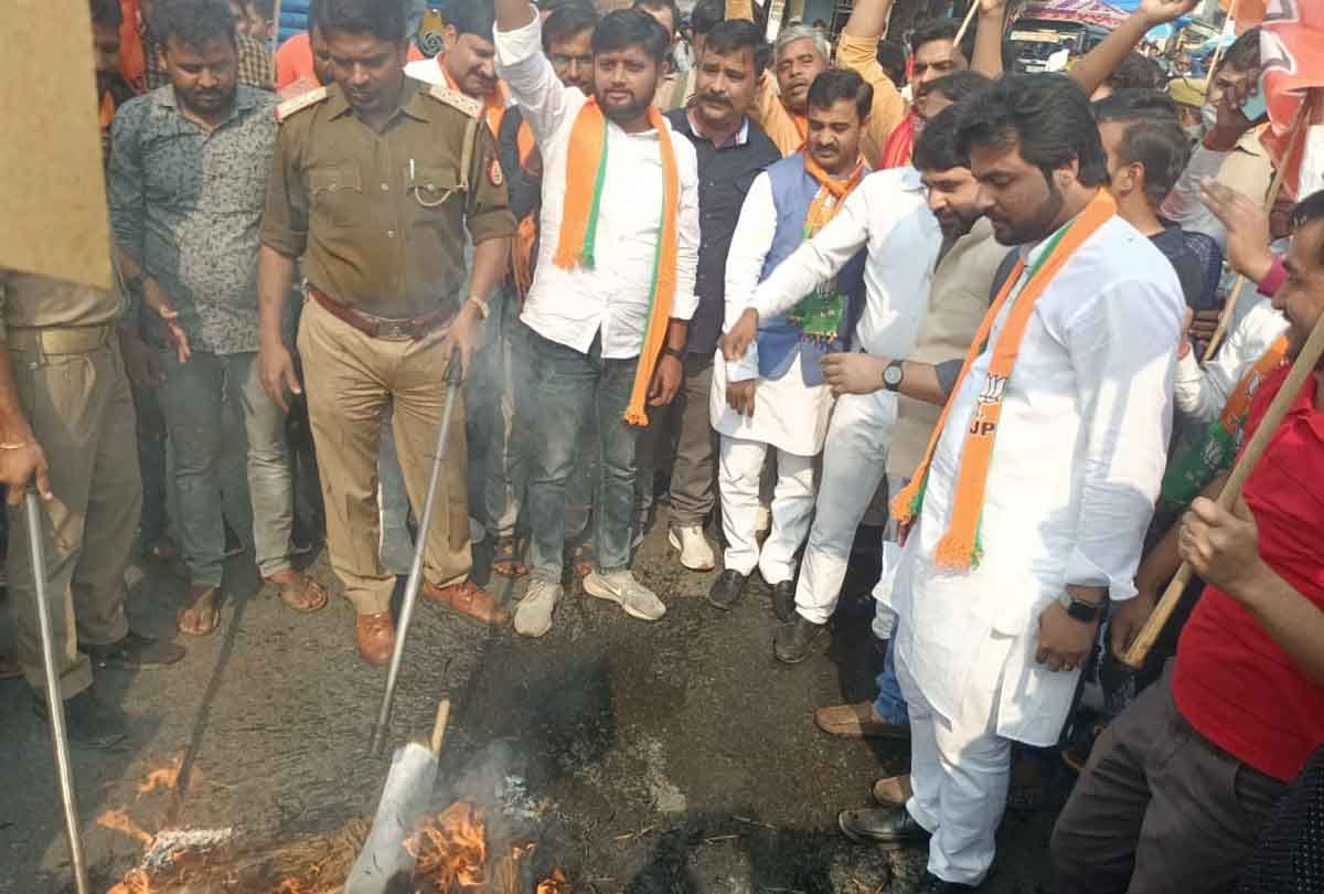 Hardoi: BJP MLA burnt Akhilesh Yadav's effigy for telling Jinnah's contribution in independence