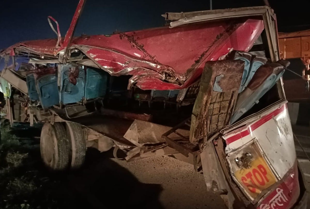 many passengers injured after roadways bus overturned due to collision with container in mainpuri
