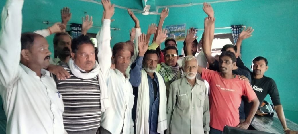 vetan na milane se naaraaj karmachaariyon ne kiya pradarshan,  masheen chaalak ne aatmadaah ka kiya prayaas, nikaala gaya