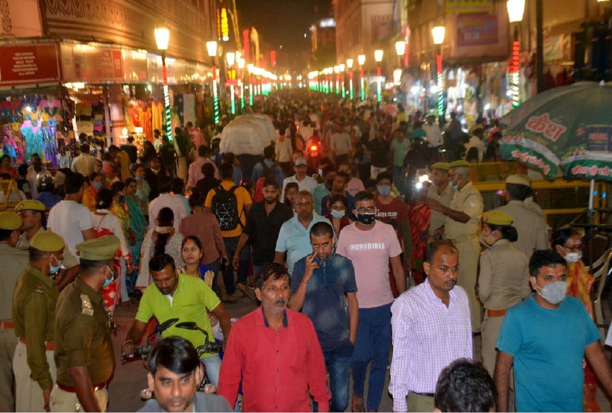 alert in varanasi Police keeping an eye on suspects in markets appeals to be careful