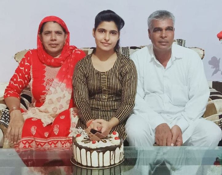 Village Gyeong's daughter Sakshi, who studied in Aarohi school, became a sub-inspector