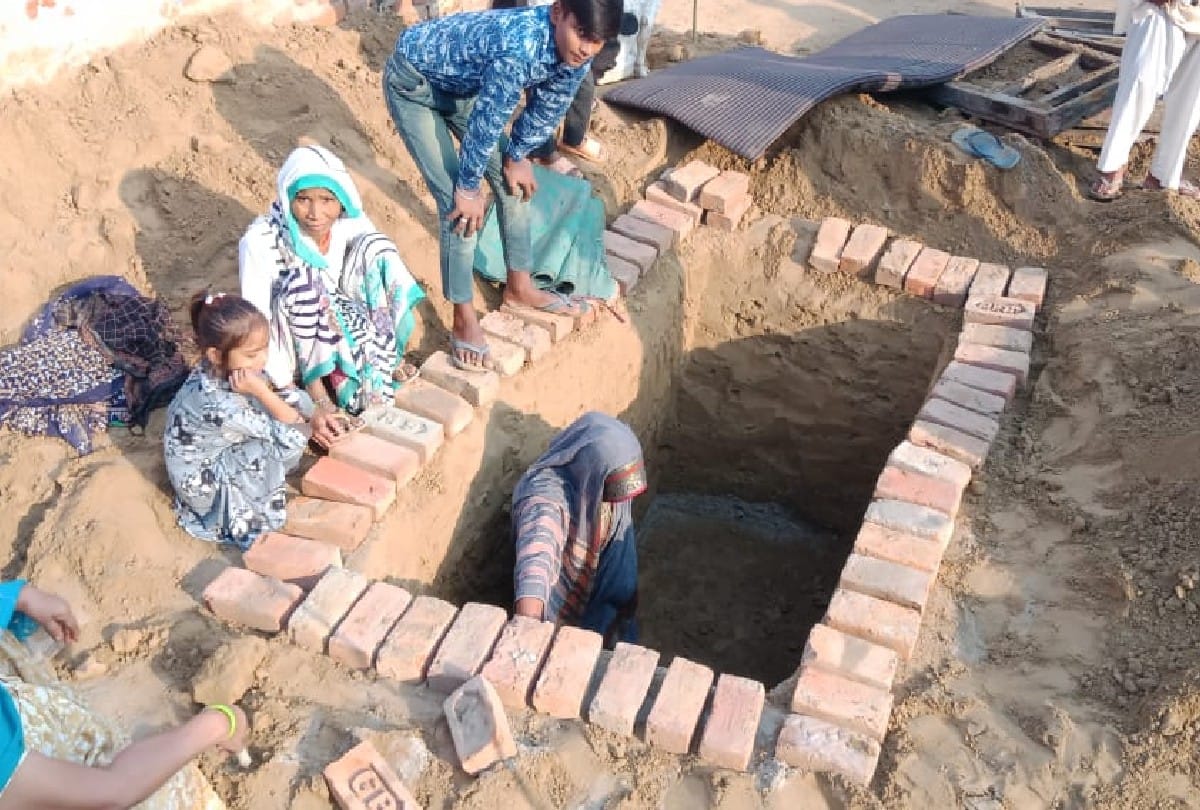 woman burried herself in a pit for demanding development works in agra