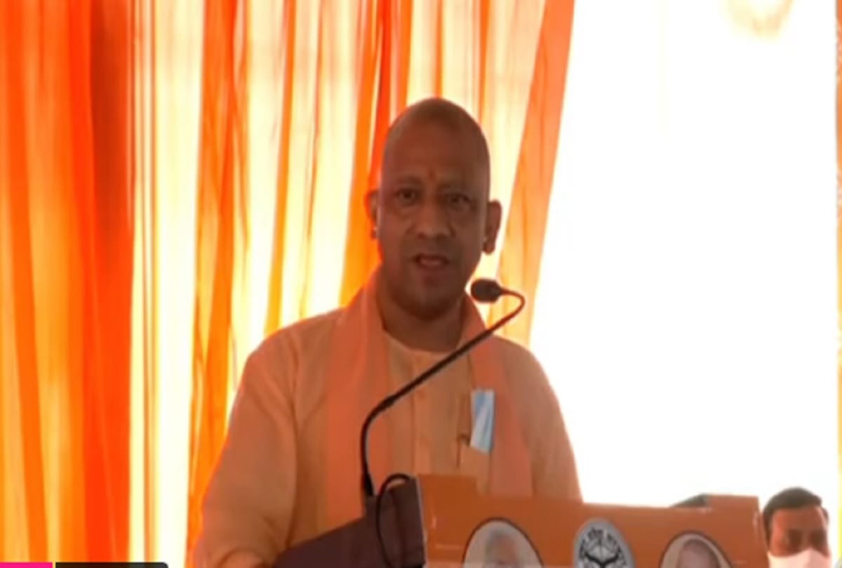 Uttar Pradesh Chief Minister Yogi Adityanath said Akhilesh Yadav should apologize
