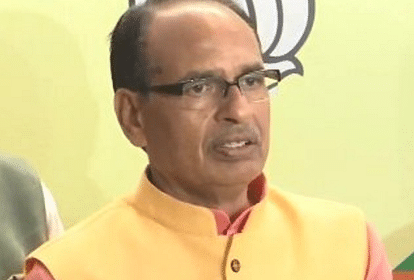 दिल्ली से लगा सीएम शिवराज का दरबार: सीसी रोड का निर्माण और पानी की सप्लाई करवाई शुरू, ठेकेदार को किया दंडित CM Shivraj heard from Delhi the problems of the people of MP