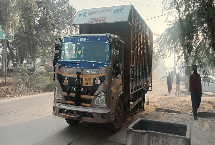 canter hit tractor in Khevda village of sonipat elderly dies