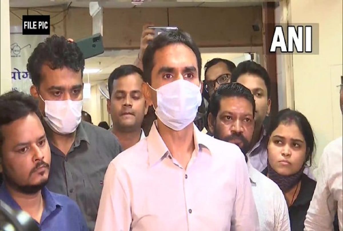 Thane Police interrogates Sameer Wankhede in bar license fraud case