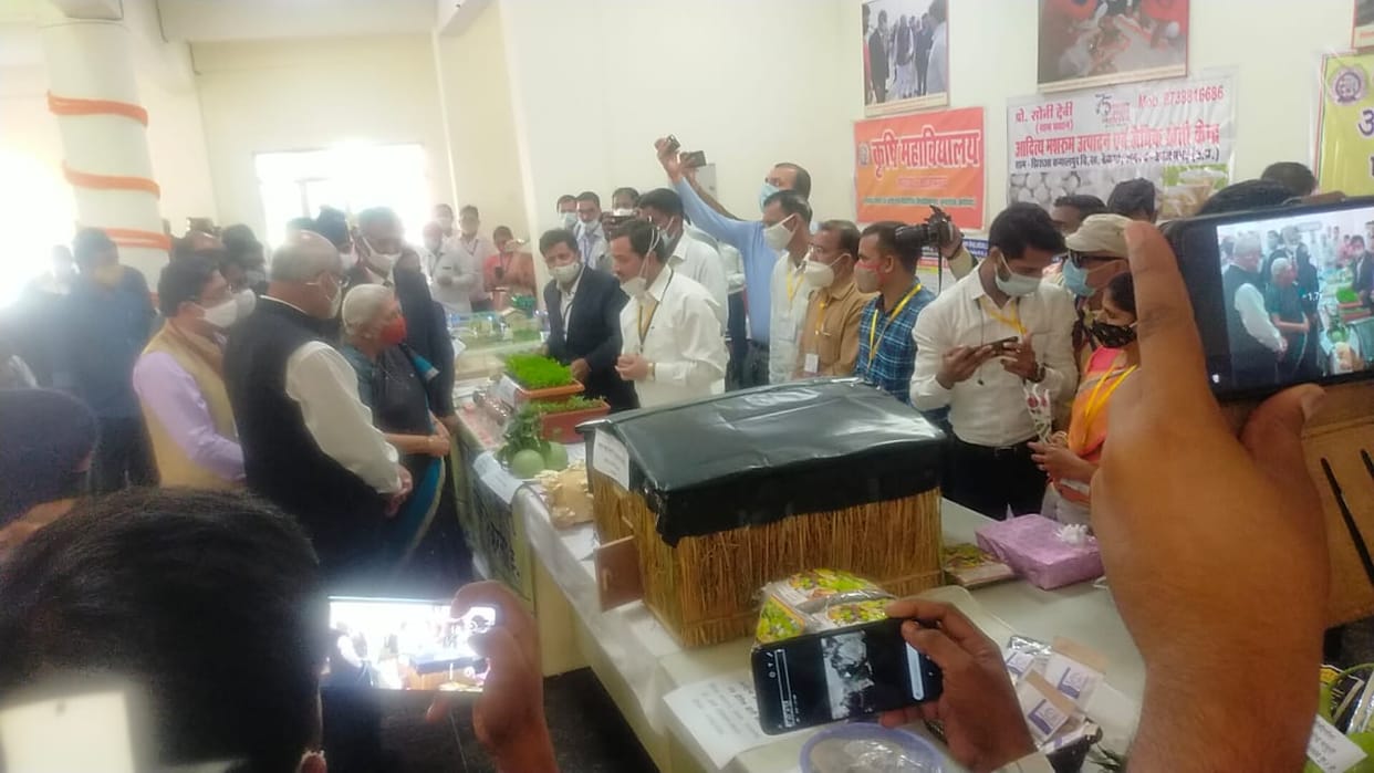 Governor interacted with farmers, saw stalls made from organic farming